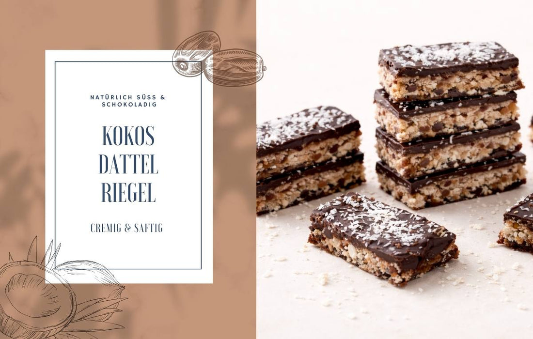 Einige geschichtete Kokos-Dattel-Riegel mit Schokoladenüberzug und Kokosraspeln, links ein Textfeld auf hellbraunem Grund mit dem Titel „KOKOS DATTEL RIEGEL – NATÜRLICH SÜSS & SCHOKOLADIG – CREMIG & SAFTIG“.