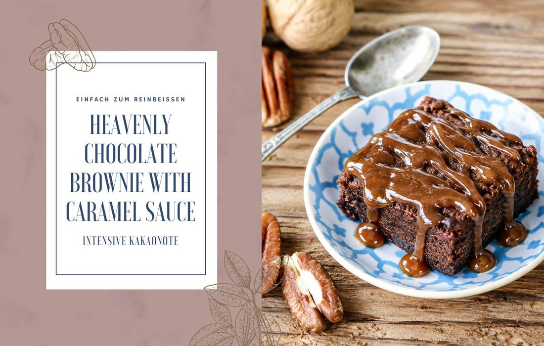 Schokoladiger Brownie mit glänzender Karamellsauce auf einem blau-weiß gemusterten Teller, angerichtet auf rustikalem Holztisch mit Pecannüssen, Datteln und einem Silberlöffel.
