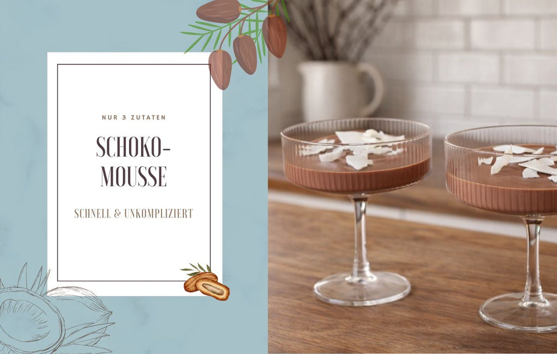 Vegane Schoko-Mousse in zwei Dessertgläsern auf einem Holztisch, daneben ein grafisches Textfeld mit der Aufschrift „Nur 3 Zutaten – Schoko-Mousse – schnell & unkompliziert“ und dekorativen Kakao-Illustrationen.