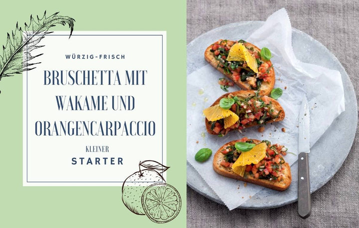 Ein Teller mit drei Bruschetta, belegt mit einer Mischung aus Tomaten, Wakame-Algen und Orangenscheiben. Links steht der Text: „Würzig-frisch Bruschetta mit Wakame und Orangencarpaccio, kleiner Starter“ auf grünem Hintergrund.