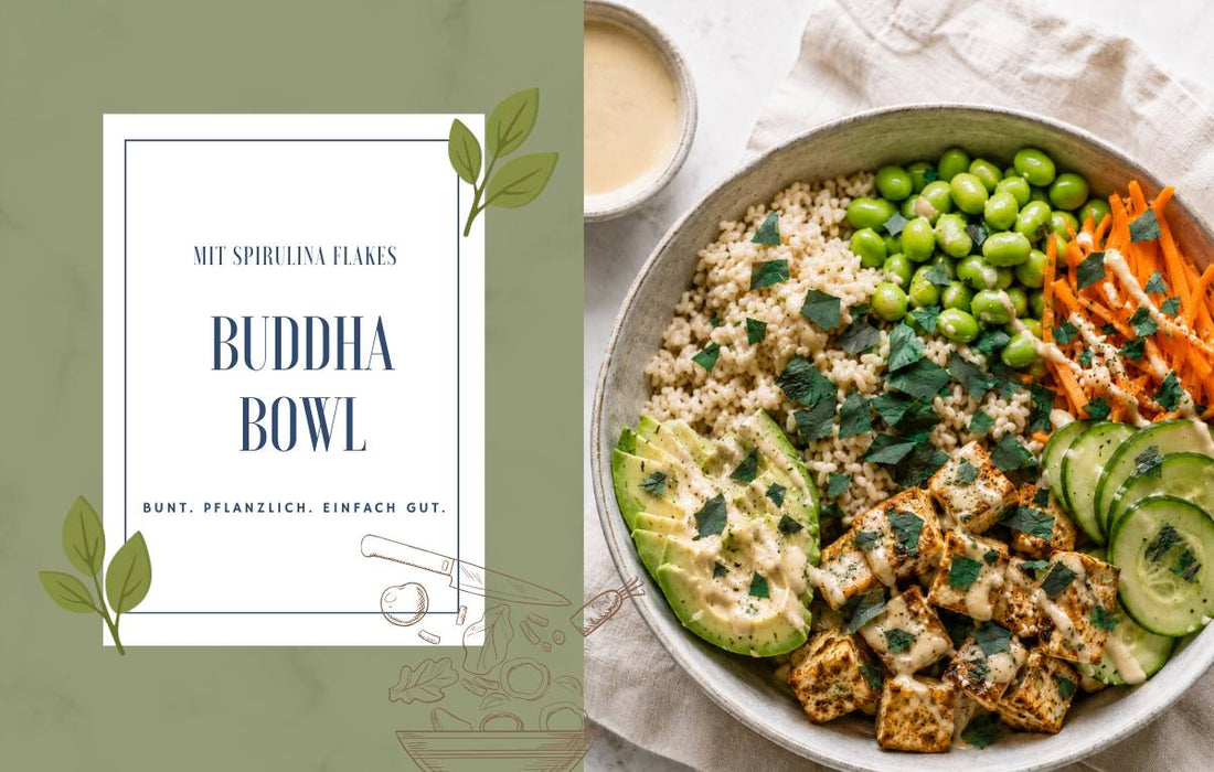 Bunte Buddha Bowl mit Reis, Tofu, Edamame, Karotte, Gurke, Avocado und Spirulina Flakes als grünes Topping.