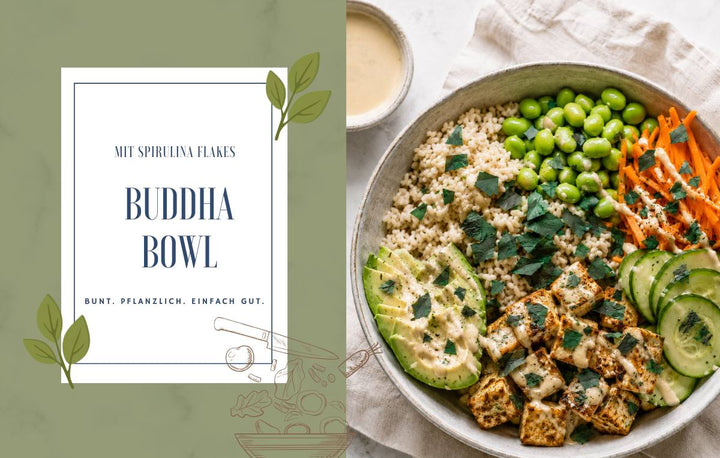 Bunte Buddha Bowl mit Reis, Tofu, Edamame, Karotte, Gurke, Avocado und Spirulina Flakes als grünes Topping.