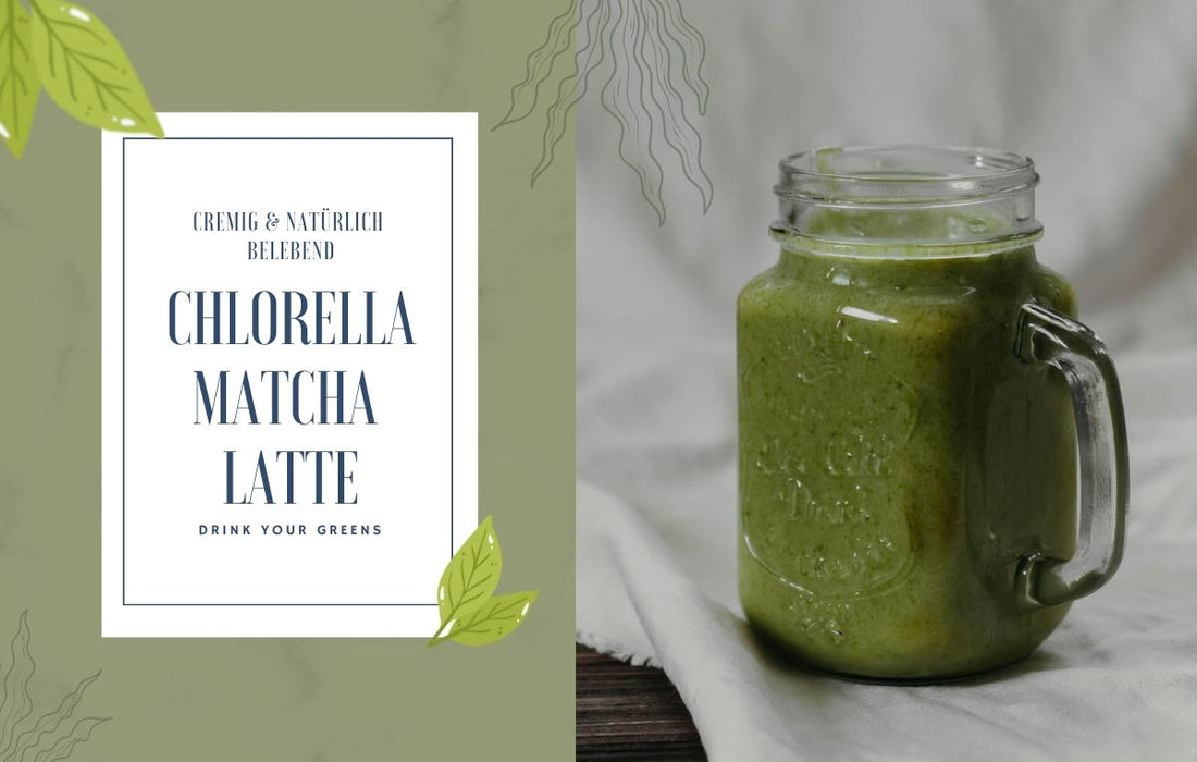 Links steht der Text: „Cremig & natürlich belebend Chlorella Matcha Latte – Drink your greens“. Rechts ein Glas mit grünem Chlorella-Matcha-Latte steht auf einem weißen Tuch.
