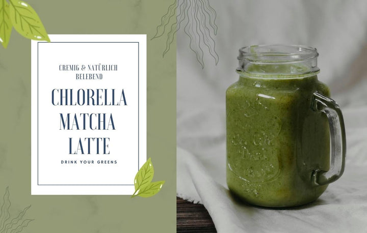 Links steht der Text: „Cremig & natürlich belebend Chlorella Matcha Latte – Drink your greens“. Rechts ein Glas mit grünem Chlorella-Matcha-Latte steht auf einem weißen Tuch.