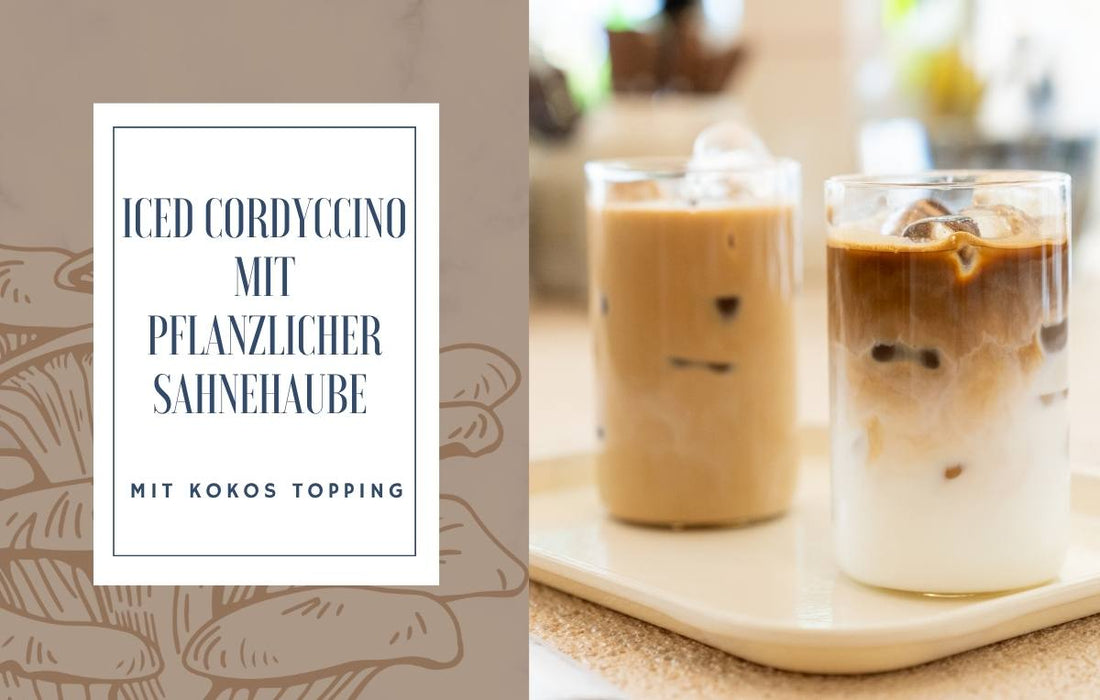 Grafik zu Iced Cordyccino mit pflanzlicher Sahnehaube und Kokos-Topping, links Titeltext auf beigem Hintergrund, rechts zwei geschichtete Eiskaffee-Getränke in Gläsern auf einem Teller.