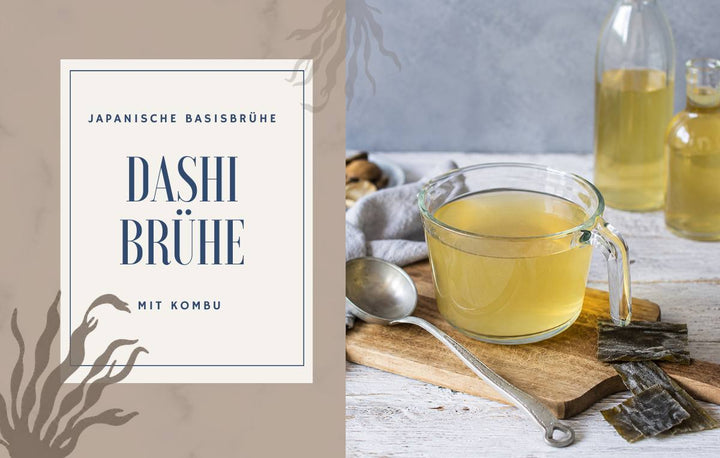Dashi-Brühe mit Kombu in einem Glasgefäß, umgeben von getrockneten Algen, Shiitake-Pilzen und Flaschen mit Brühe.