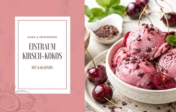 Mehrere Kugeln rosafarbenes Eis in einer hellen Schüssel, bestreut mit Kakaonibs und garniert mit frischen Kirschen. Links befindet sich ein Textfeld auf altrosa Grund mit der Aufschrift „CLEAN & ERFRISCHEND – EISTRAUM KIRSCH-KOKOS – MIT KAKAONIBS“.