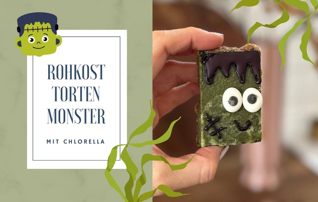Eine Hand hält einen grünen, monstermäßigen Rohkostkuchen, der mit Schokolade und Bonbonaugen verziert ist; der Text lautet "Rohkost Torten Monster mit Chlorella" auf einem grünen Hintergrund mit Algengrafiken. 