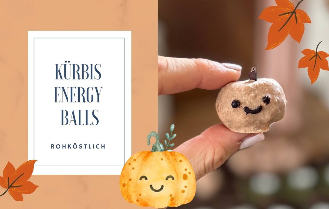 Eine Hand hält einen kleinen kürbisförmigen Energieball mit einem lächelnden Gesicht; der Text lautet "Kürbis Energy Balls Rohköstlich" neben illustrierten Kürbissen und Herbstblättern. 
