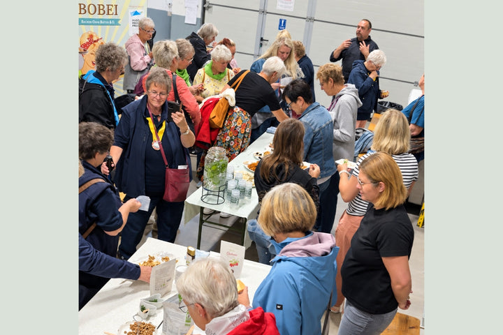 Landfrauen bei einer pflanzlichen Algenverkostung während ihres Besuchs bei PureRaw in Klötze