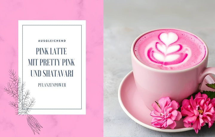 Eine Tasse mit einer Pink Latte und Schaumherz auf einer Untertasse, dekoriert mit pinken Blüten. Links befindet sich ein Textfeld mit der Schift „AUSGLEICHEND – PINK LATTE MIT PRETTY PINK UND SHATAVARI – PFLANZENPOWER“.