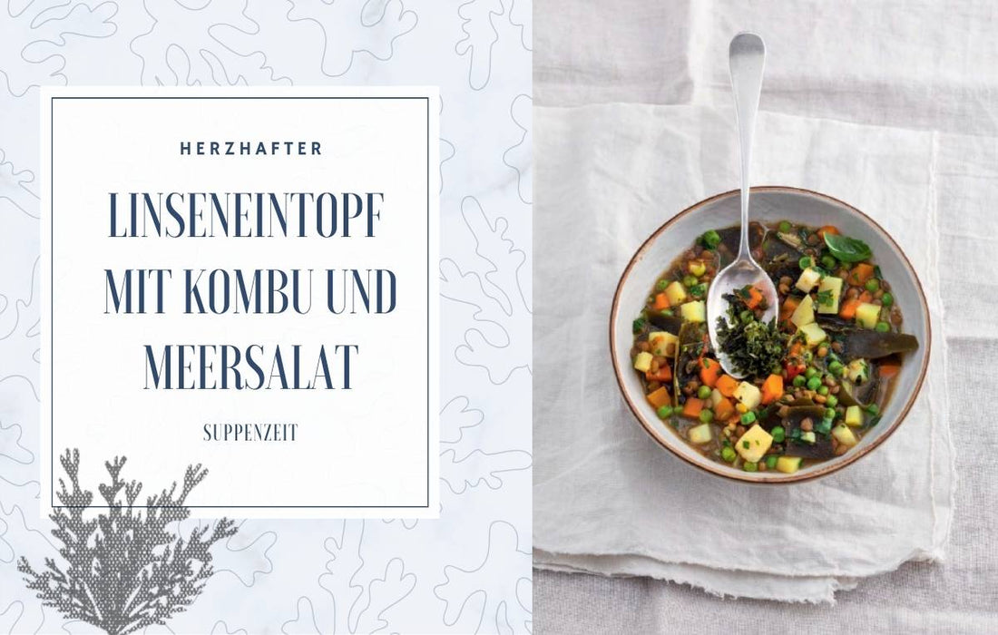 Foto einer Schüssel mit herzhaftem Linseneintopf, garniert mit Kombu und Meersalat, auf einem weißen Leinentuch. Daneben ein Textfeld mit der Aufschrift „Herzhafter Linseneintopf mit Kombu und Meersalat – Suppenzeit“.