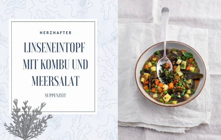 Foto einer Schüssel mit herzhaftem Linseneintopf, garniert mit Kombu und Meersalat, auf einem weißen Leinentuch. Daneben ein Textfeld mit der Aufschrift „Herzhafter Linseneintopf mit Kombu und Meersalat – Suppenzeit“.