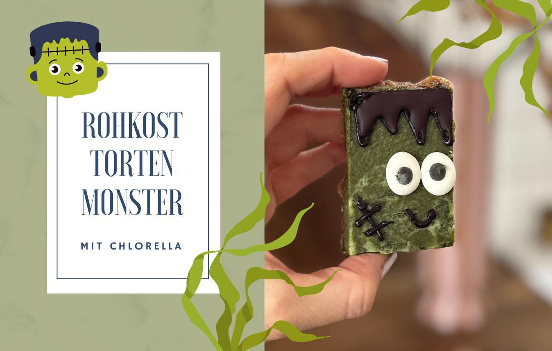 Eine Hand hält einen grünen, monstermäßigen Rohkostkuchen, der mit Schokolade und Bonbonaugen verziert ist; der Text lautet "Rohkost Torten Monster mit Chlorella" auf einem grünen Hintergrund mit Algengrafiken. 