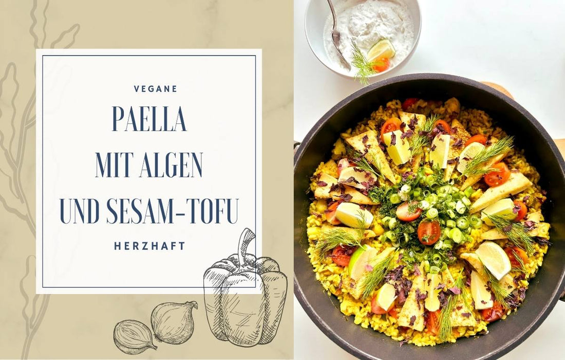 Links steht in blauer Schrift „Vegane Paella mit Algen und Sesam-Tofu – herzhaft“ mit kleinen Zeichnungen von Zwiebeln und Paprika. Rechts ist eine schwarze Pfanne mit bunter veganer Paella zu sehen.