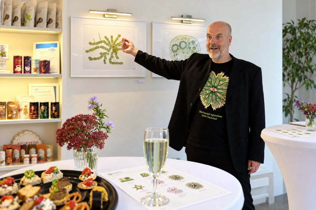 Prof. Dr. Andreas Deutsch vor der Ausstellung „Schöne Algen“ bei PureRaw in Klötze