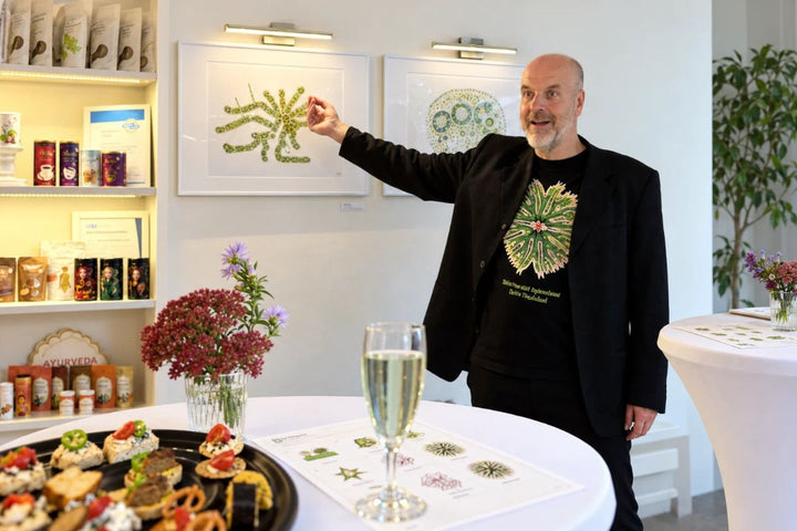 Prof. Dr. Andreas Deutsch vor der Ausstellung „Schöne Algen“ bei PureRaw in Klötze