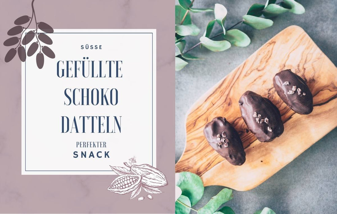 Drei schokoladenüberzogene Datteln mit Kakaonibs auf einem Holzbrett. Im Hintergrund grüne Blätter. Links auf lila Hintergrund ein weißer Kasten mit Text „Süße gefüllte Schoko Datteln – perfekter Snack“ und Illustrationen von Kakaobohnen.