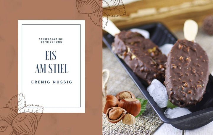 Zwei Eis am Stiel mit Schokoladenüberzug und Nussstückchen auf einer Servierplatte . Links befindet sich ein Textfeld auf hellbraunem Grund mit der Aufschrift „SCHOKOLADIGE ERFRISCHUNG – EIS AM STIEL – CREMIG NUSSIG“.