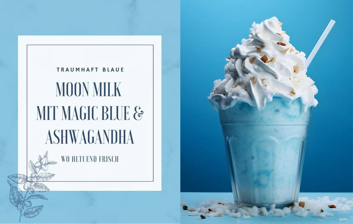 Blauer Moon-Milk-Drink mit Sahnehaube neben Schriftzug „Moon Milk mit Magic Blue & Ashwagandha“ auf hellblauem Hintergrund.