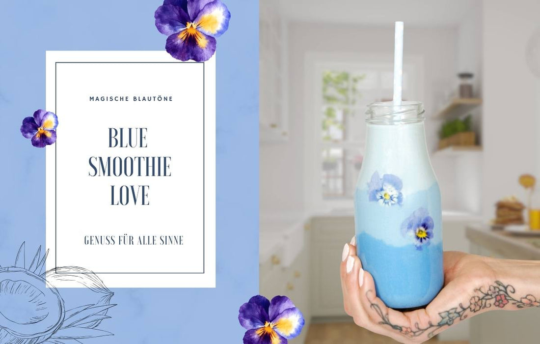 Eine Hand hält eine Glasflasche mit einem hellblau geschichteten Smoothie, der mit Stiefmütterchen verziert ist. Links befindet sich ein Textfeld auf hellblauem Grund mit dem Titel „BLUE SMOOTHIE LOVE – GENUSS FÜR ALLE SINNE“.