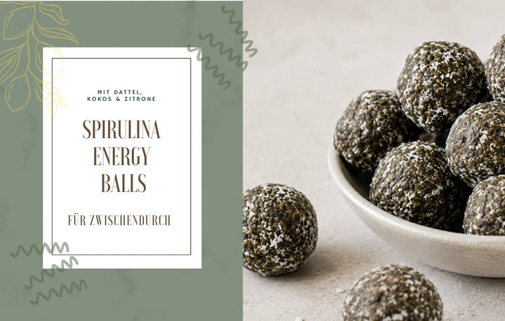 Handgerollte Spirulina Energy Balls aus Datteln, Mandeln, Kokos und Spirulina Pulver, leicht mit Kokosraspeln bestreut und in einer hellen Keramikschale serviert.