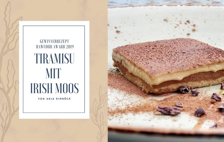 Tiramisu-Stück mit Kakaopulver auf Teller, daneben Textfeld „Gewinnerrezept Rawfood Award 2019: Tiramisu mit Irish Moos von Anja Rimböck“.