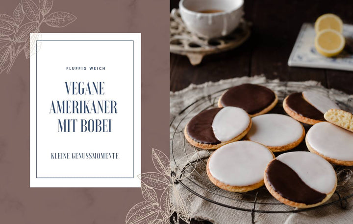 Vegane Amerikaner mit Zitronenglasur und Schokoglasur auf einem Kuchengitter, teilweise halb weiß und halb schokoladig glasiert