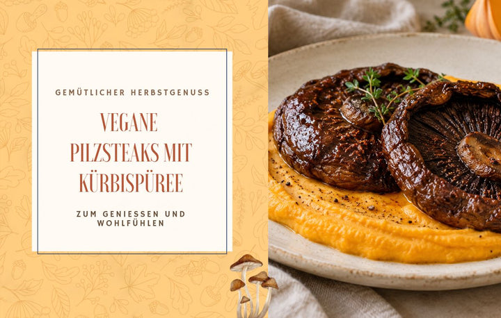 Zwei marinierte Portobello-Pilzsteaks auf orangefarbenem Kürbispüree, angerichtet auf einem hellen Keramikteller.