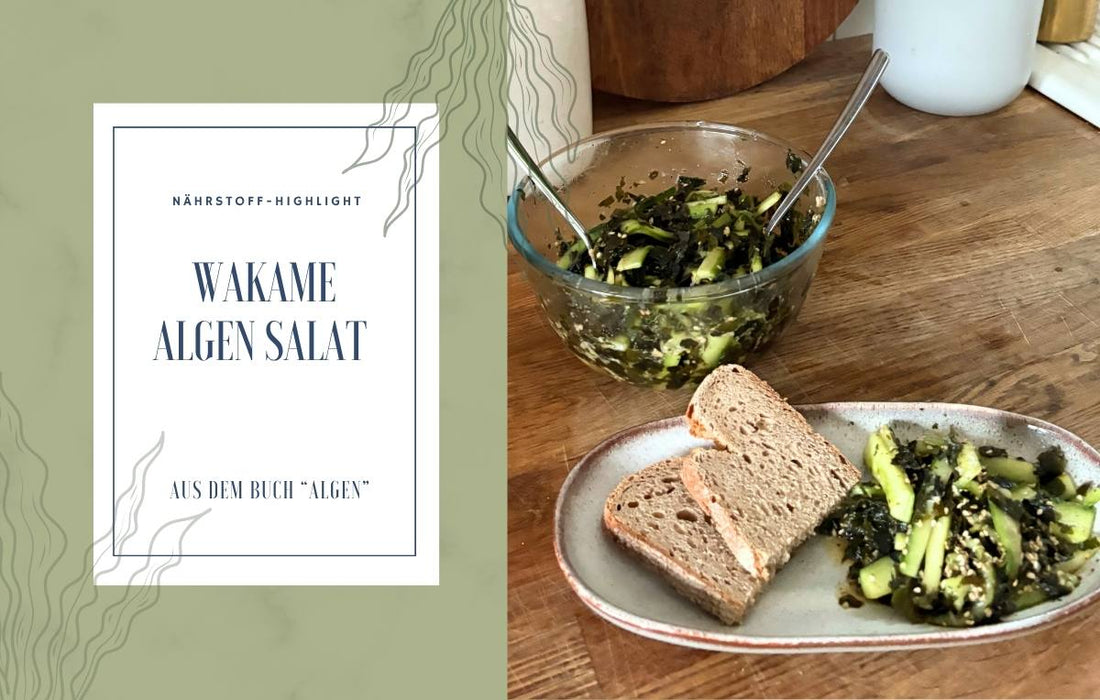 Links steht der Text: „Nährstoff-Highlight Wakame Algen Salat aus dem Buch ‚Algen‘“ und rechts ein Wakame-Algen-Salat in einer Glasschüssel mit Gurken und Sesam. Daneben liegen zwei Scheiben Vollkornbrot auf einem Teller, zwei Gabeln stecken im Salat.