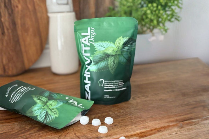 ZahnVital Drops Pfefferminze mit Xylit auf einem Holztisch