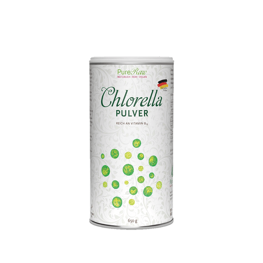 Große weiße Metalldose mit der Aufschrift „PureRaw Chlorella Pulver“.