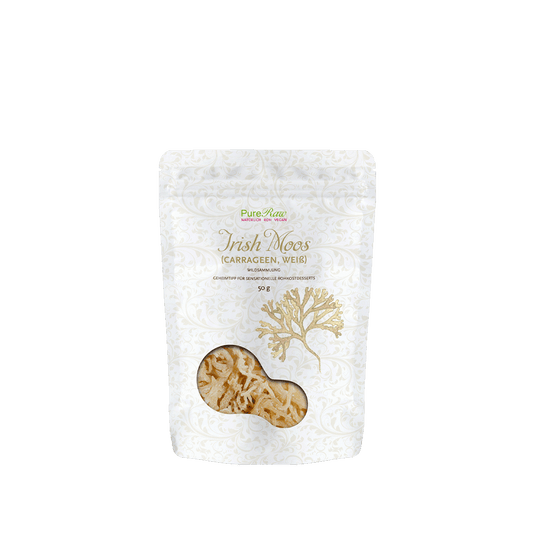 Weißer Standbeutel von „PureRaw Irish Moos (Carrageen, weiß)“ vor weißem Hintergrund.