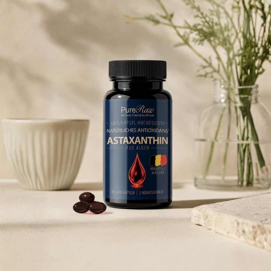 PureRaw Astaxanthin Dose in natürlicher Umgebung mit roten Kapseln