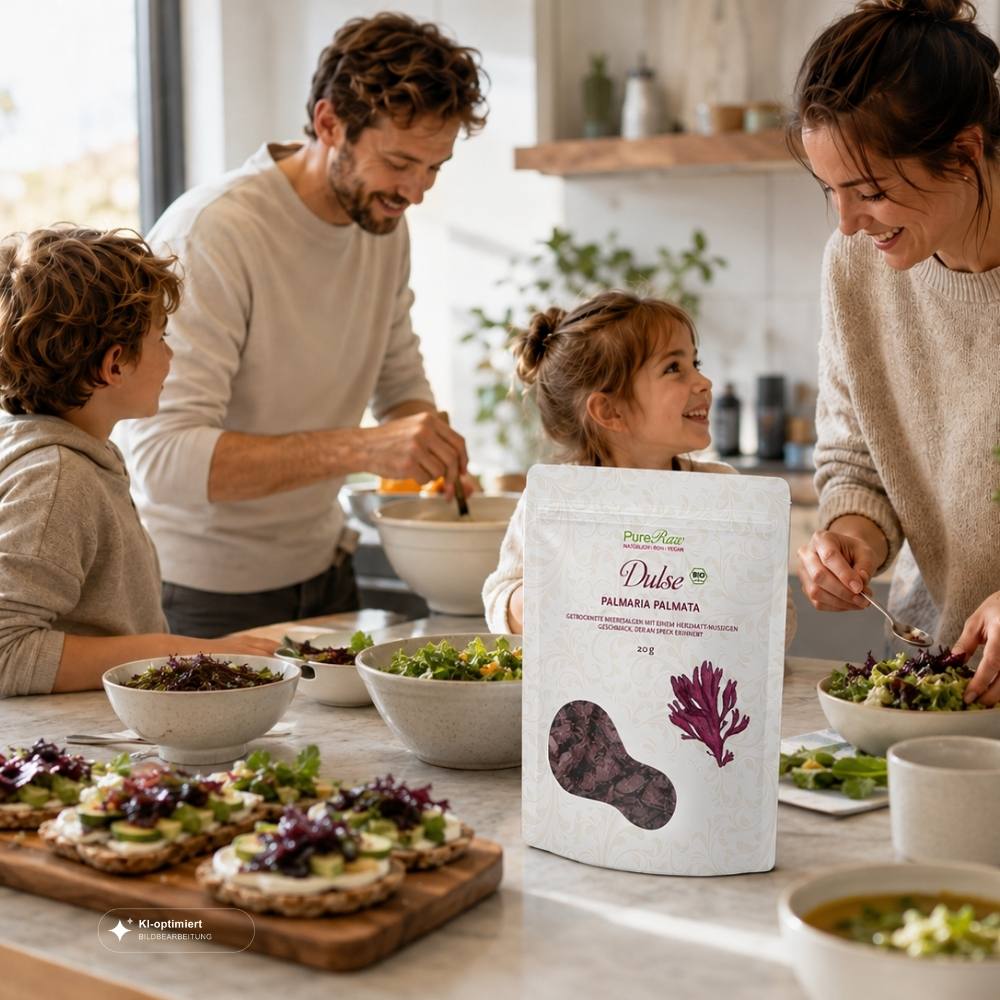 PureRaw Dulse Flocken in der Küche mit frischem Essen und pflanzlichen Zutaten