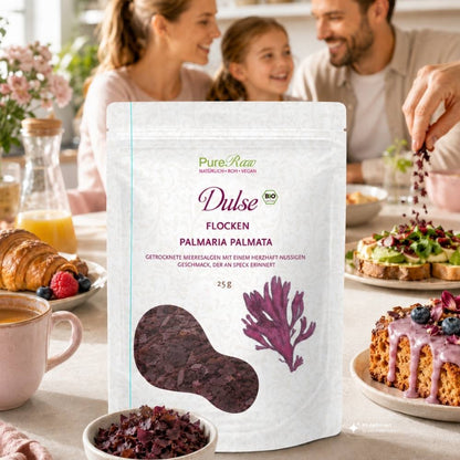 PureRaw Dulse Flocken auf gedecktem Tisch mit Familie beim gemeinsamen Essen