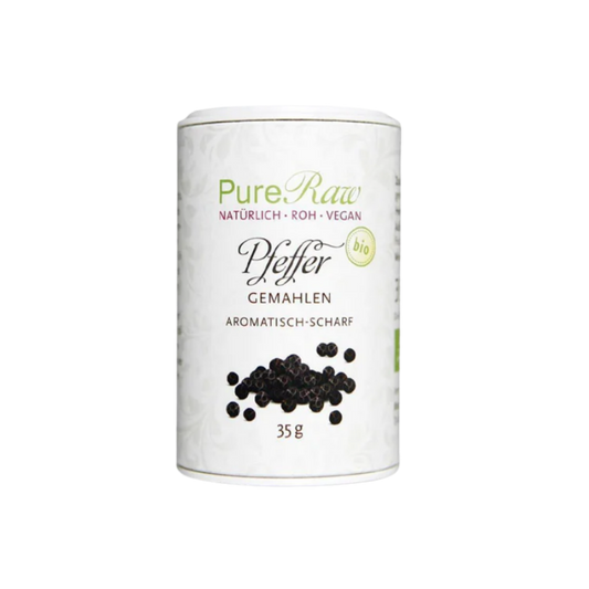 Produktbild
PureRaw schwarzer Bio-Pfeffer, fein gemahlen, in der weißen 35-g-Gewürzdose auf weißem Hintergrund.