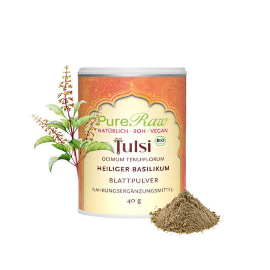 PureRaw Bio Tulsi Blattpulver mit Tulsi-Pflanze und einem Häufchen fein gemahlenem Pulver.