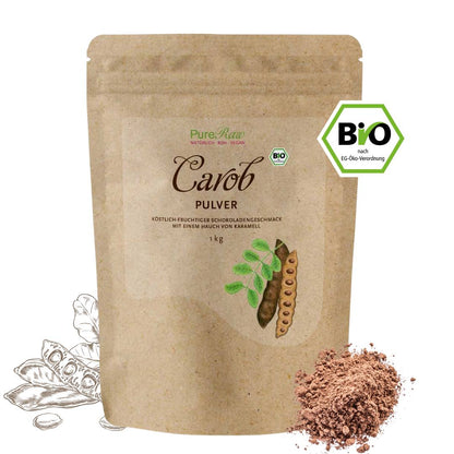 Frontansicht eines braunen Kraftpapier-Standbeutels von „PureRaw Carob Pulver“ mit Bio-Siegel