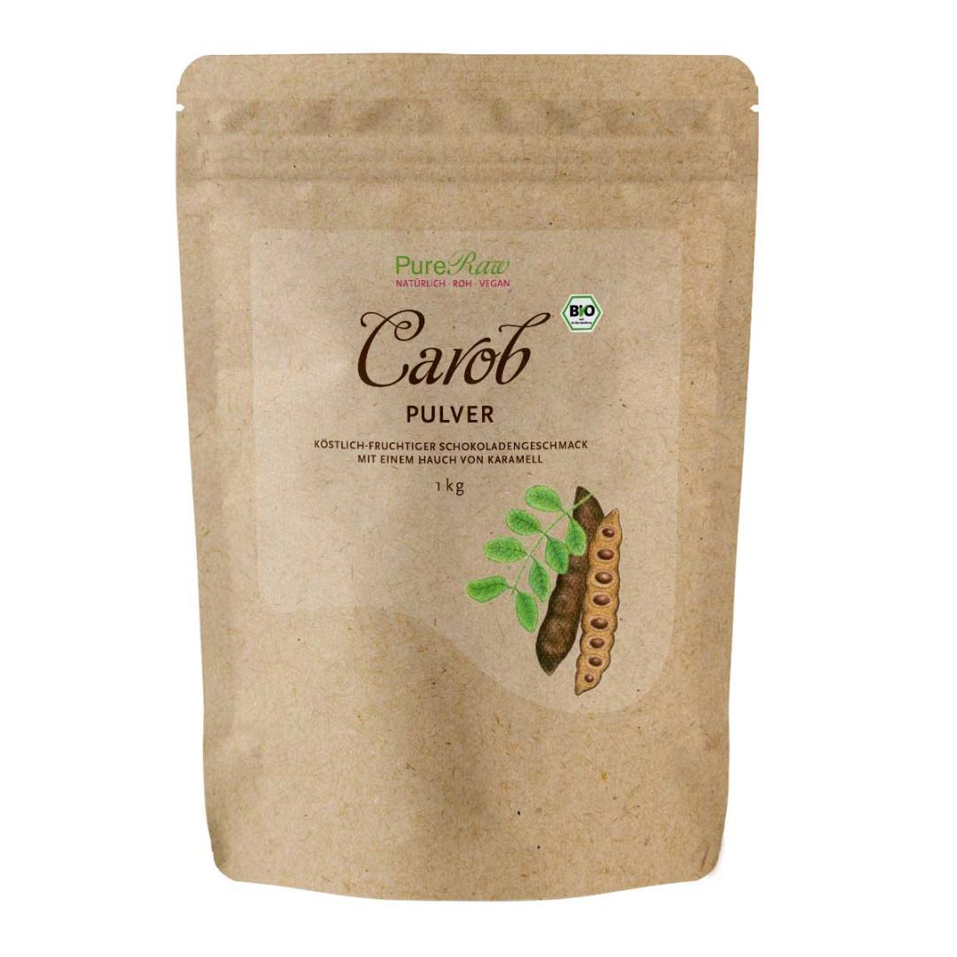 Frontansicht eines braunen Kraftpapier-Standbeutels von „PureRaw Carob Pulver“.