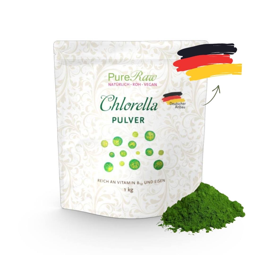 Weißer Standbeutel von „PureRaw Chlorella Pulver“ mit einer Deutschland-Flagge und einem kleinen Haufen grünem Pulver daneben.