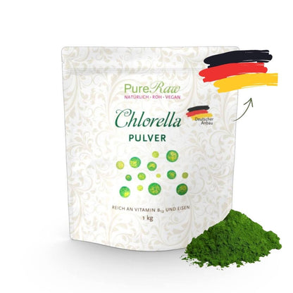 Weißer Standbeutel von „PureRaw Chlorella Pulver“ mit einer Deutschland-Flagge und einem kleinen Haufen grünem Pulver daneben.