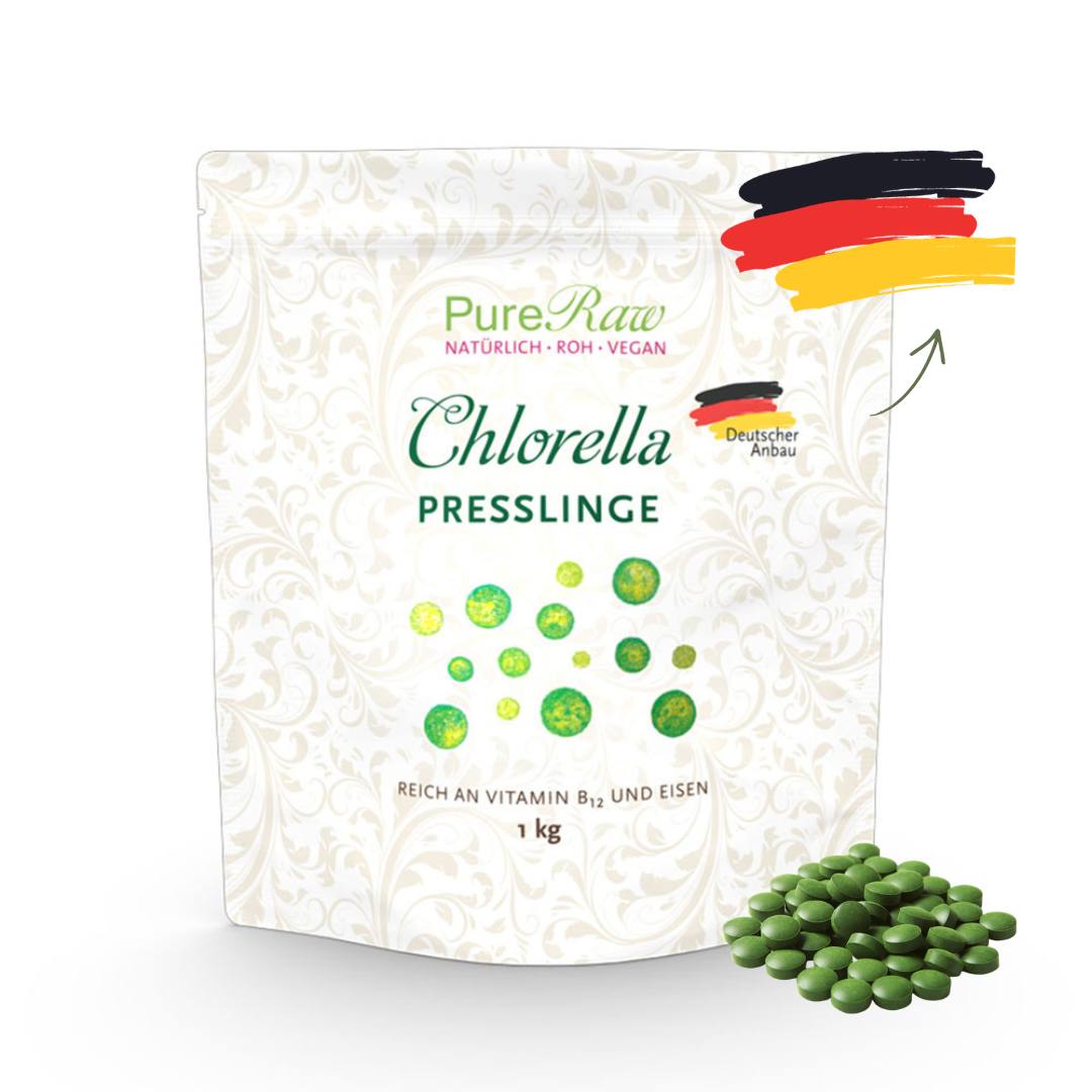 PureRaw Chlorella Presslinge im Beutel mit grünen Presslingen und Deutschland-Symbol