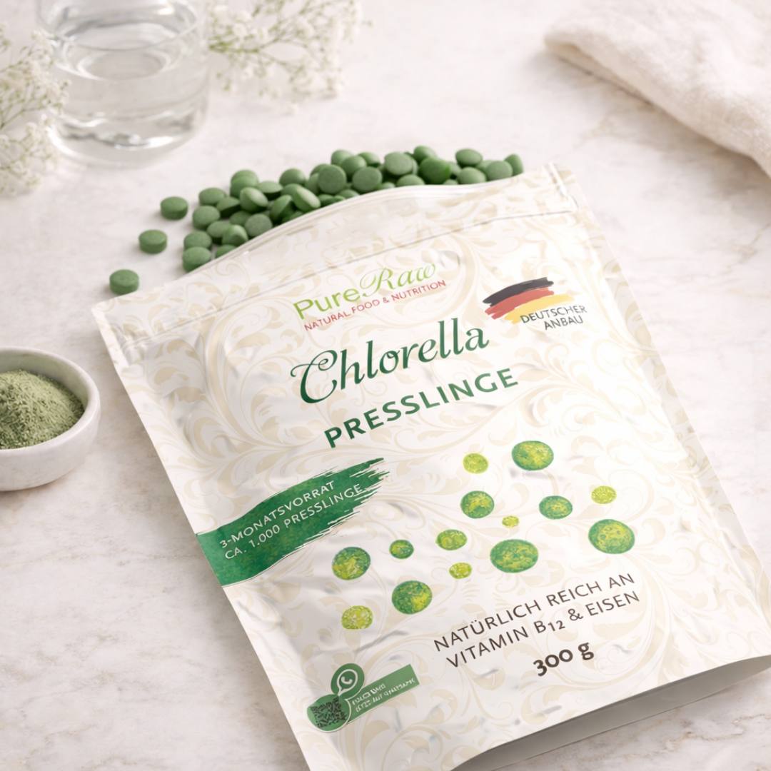 PureRaw Chlorella Presslinge mit grünen Presslingen und Chlorella Pulver auf hellem Stoff