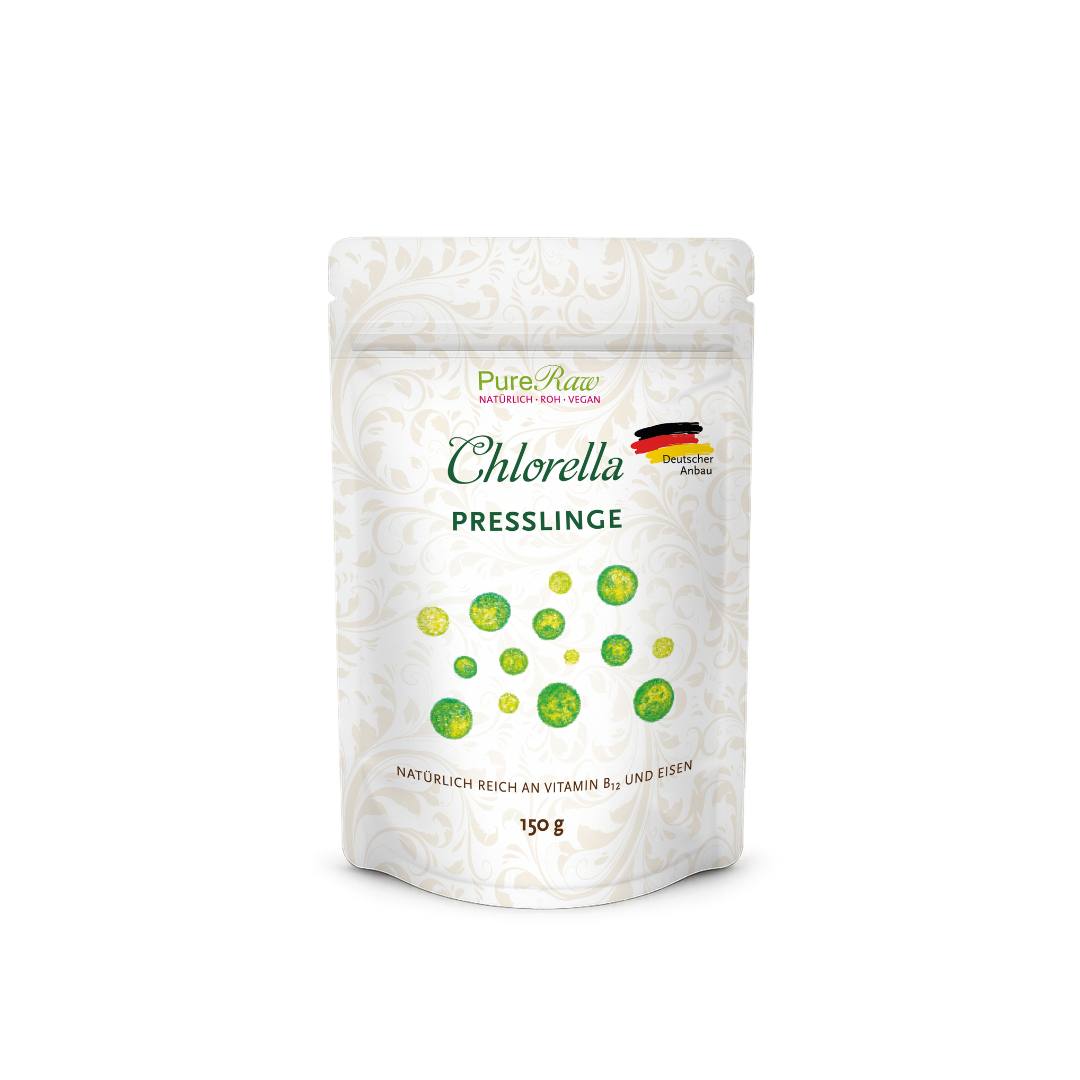 PureRaw Chlorella Presslinge im Standbeutel vor weißem Hintergrund