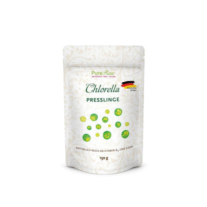 PureRaw Chlorella Presslinge im Standbeutel vor weißem Hintergrund
