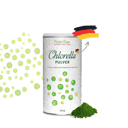 Produktgrafik einer Chlorella-Pulver-Dose mit kleinen grünen Algen-Illustrationen und einer Deutschland-Flagge