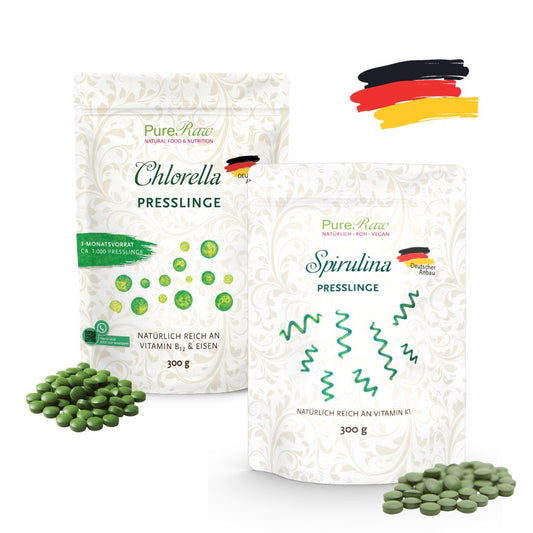 PureRaw Chlorella und Spirulina Presslinge mit Produktbeuteln, grünen Presslingen und Deutschlandflagge.