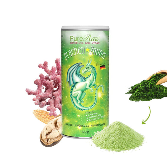 Dose mit Zutaten: PureRaw Drachen Zauber mit grünem Pulverhaufen, Mais, Baobab-Frucht und einer Illustration der Kalziumalge, mit Farbe aus Chlorella.