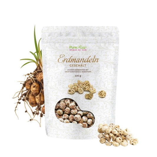 PureRaw Erdmandeln mit frisch geernteten Knollen an der Pflanze und geschälten Erdmandeln vor der Verpackung.